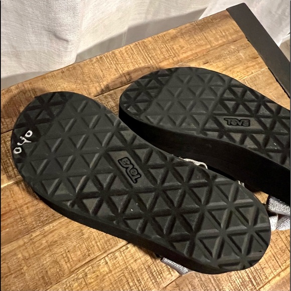 Teva Flatform Sandals - NWT (wmns 5/6) - Picture 14 of 16